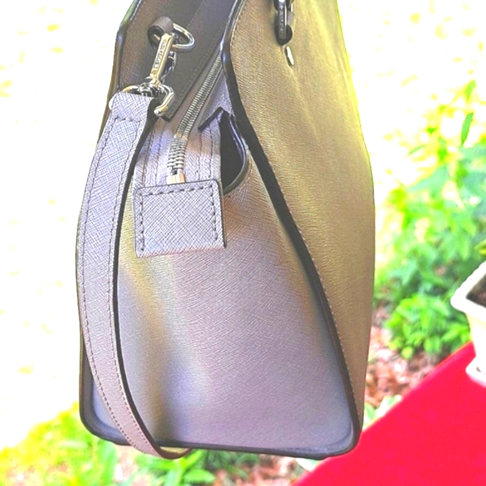 Michael Kors Medium Size Light Gray Bag/ Crossbody ❤️ EC - Picture 3 of 13